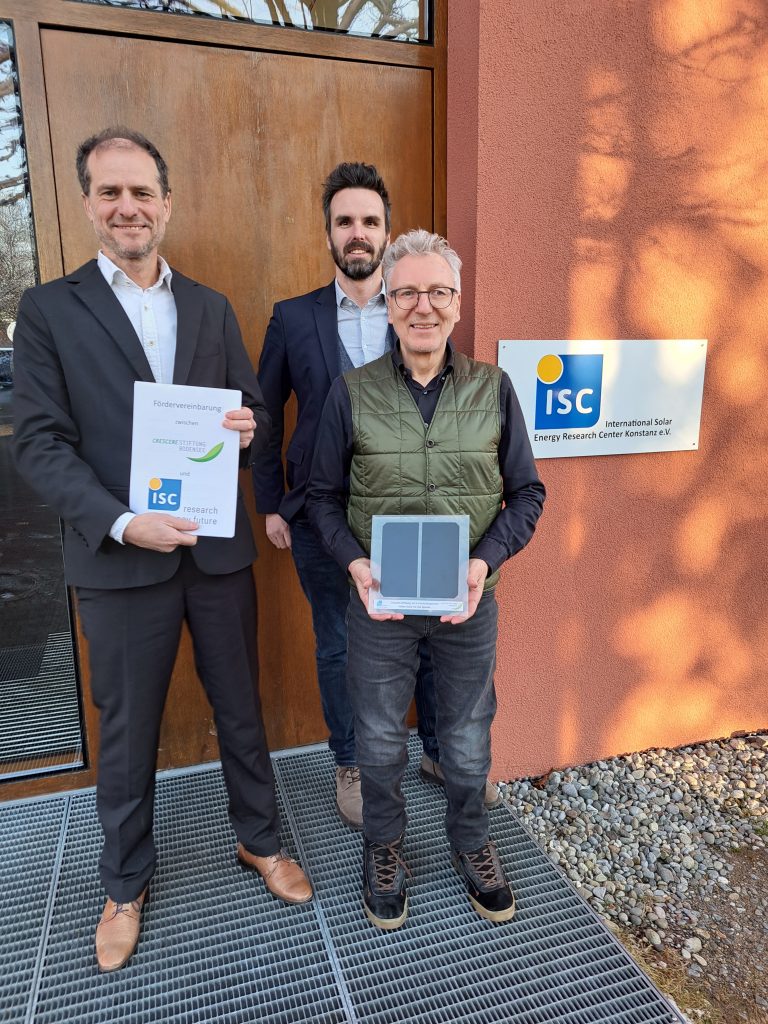 Handover of 50,000 euros in funding from the Crescere Stiftung Bodensee to ISC Konstanz. From left to right: Rudolf Harney (ISC Konstanz), Stephan Tögel and Wolfgang Münst (both Crescere Stiftung)