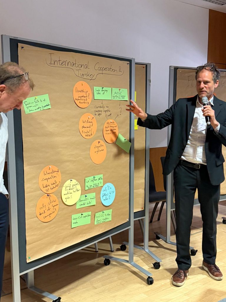 : Beim PV PILOT Abschluss Workshop im Juni 2025 wurden die Ergebnisse gemeinsam mit wichtigen Akteure der Solarbranche über die Projektergebnisse ausgewertet. Im Bild stellen links Jochen Rentsch (Fraunhofer ISE) und rechts Rudolf Harney (ISC Konstanz) Ergebnisse aus der Arbeit mit den Experten vor.