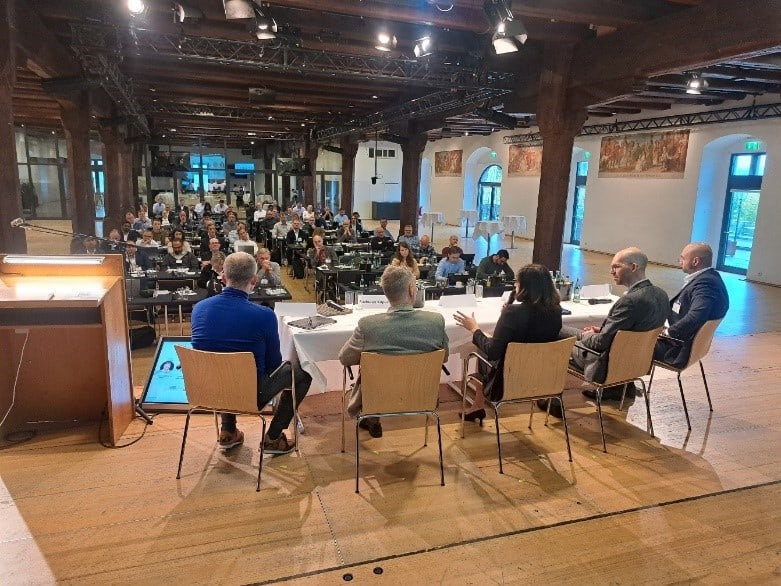 Podiumsdiskusion und Publikum beim Modules and Materials (M&M) Workshop im Konstanzer Konzil: Das Interesse an einer möglichen Fertigung in Europa war groß.