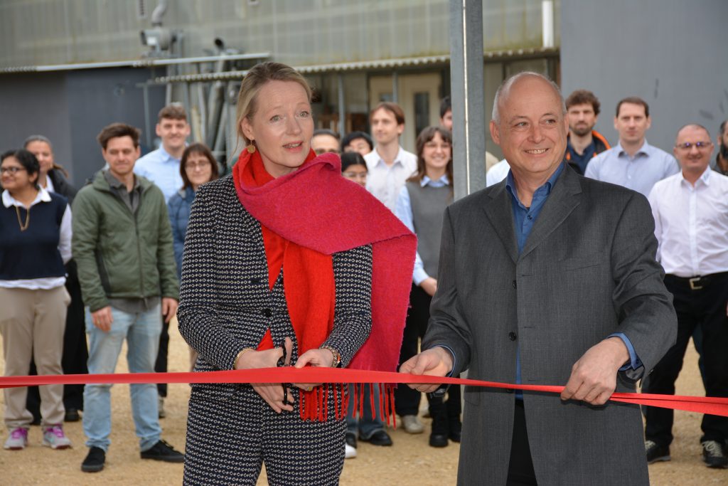 Feierliche Eröffnung des neuen Labors, Ministerin Thekla Walker durchschneidet das Band (v.l.n.r.: Umweltministerin Thekla Walker und ISC Vorstand Dr. Kristian Peter, im Hintergrund: Teile der Belegschaft des ISC)