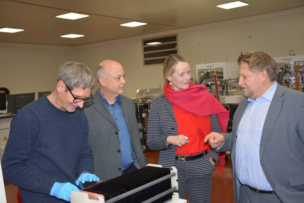 Die Ministerin lässt sich Prozesse zur Herstellung von Solarzellen im neuen Labor desISC erläutern