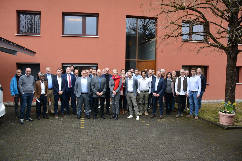 Gäste und Belegschaft bei der Labor-Eröffnung am ISC Konstanz mit UmweltministerinThekla Walker (Mitte)