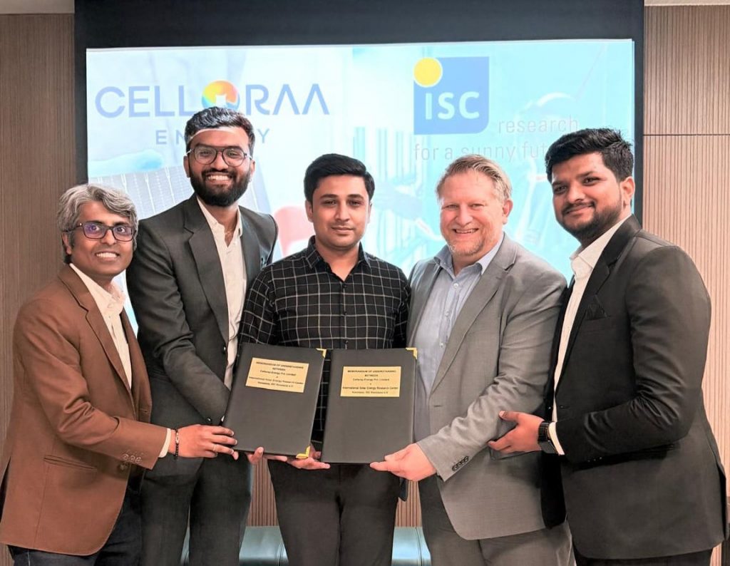 Vertreter von ISC Konstanz und Celloraa Energy präsentieren das unterzeichnete Memorandum of Understanding, das den Start ihrer strategischen Zusammenarbeit zur Produktion hocheffizienter Solarzellen markiert.