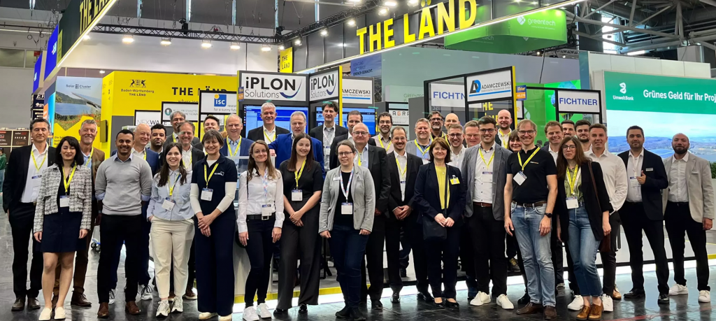 Akteure des Gemeinschaftsstands "THE LÄND" auf der Intersolar Messe 2025