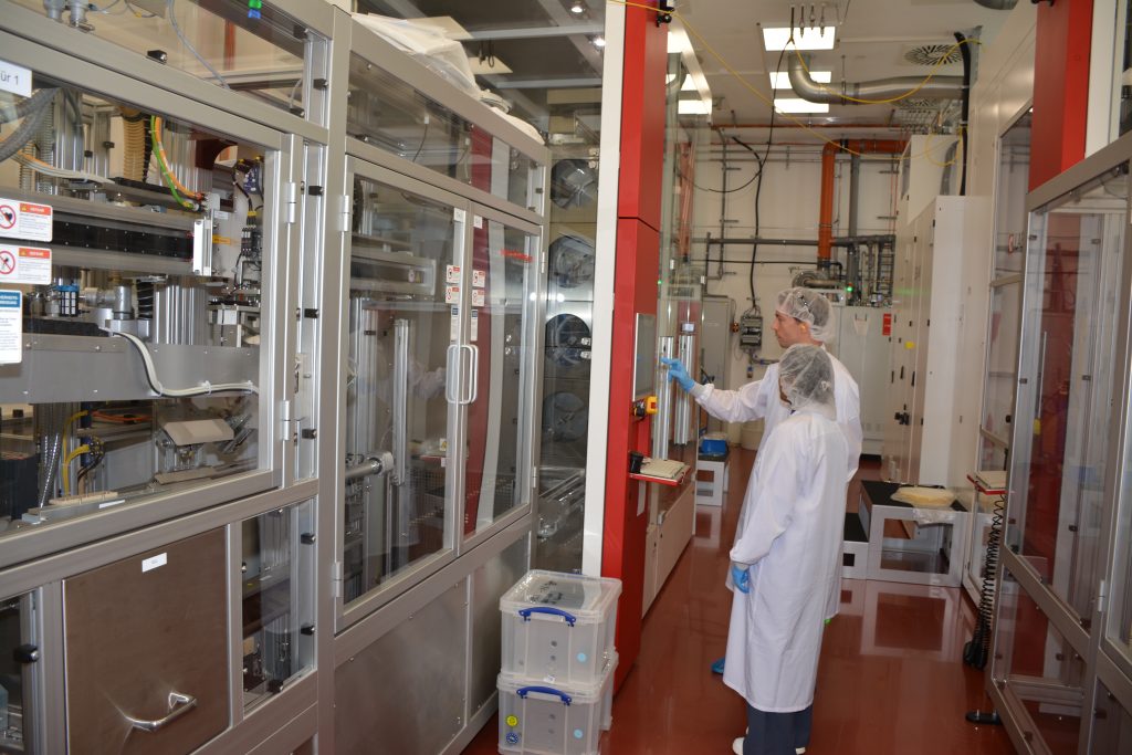 Neue c-Si-Prozessanlage im Forschungslabor des ISC Konstanz mit automatisierter Beladeeinheit und Diffusionsofen.